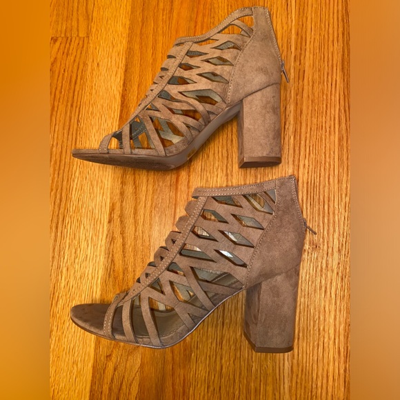 Chunky Heels - Picture 2 of 7